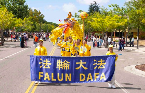 Image for article Kalifornien: Zuschauer in Fremont heißen Falun Dafa bei Parade zum India Day willkommen