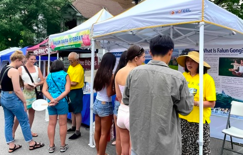 Image for article Michigan, USA: Falun Dafa auf einer der größten Kunstmessen des Landes vorgestellt