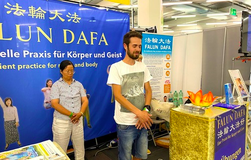 Image for article München: Besucher der größten Naturheilkunde-Messe Europas positiv angetan von Falun Dafa