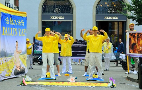 Image for article Schweiz: Bewunderung für die Beharrlichkeit der Falun-Dafa-Praktizierenden