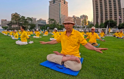 Image for article Südkorea: Große Übungsvorführung beim Regierungskomplex in Seoul stellt Falun Dafa vor