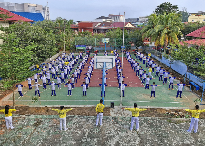 Image for article Batam, Indonesien: Über 100 Lehrer und Schüler lernen zusammen die Falun-Dafa-Übungen