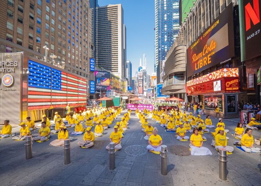 Image for article „Eine großartige Aktion“ – Meditationsübung am Times Square bietet Touristen einen bemerkenswerten Anblick
