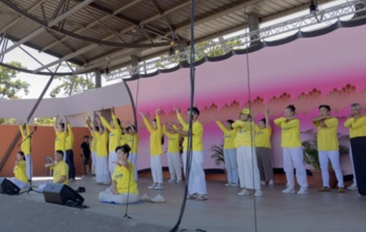 Image for article Vereinsforum im französischen Réunion: Mehrmalige Bühnenauftritte lenken Aufmerksamkeit auf Falun Dafa