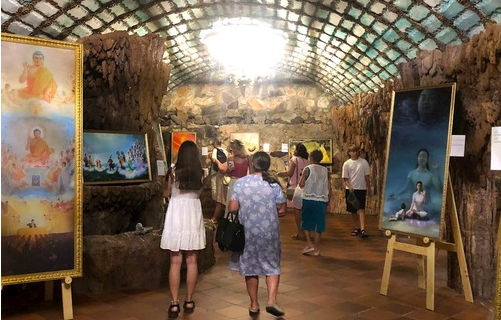 Image for article Bulgarien: Besucher beeindruckt von Widerstandsfähigkeit und Spiritualität in den Gemälden von „Die Kunst von Zhen Shan Ren“