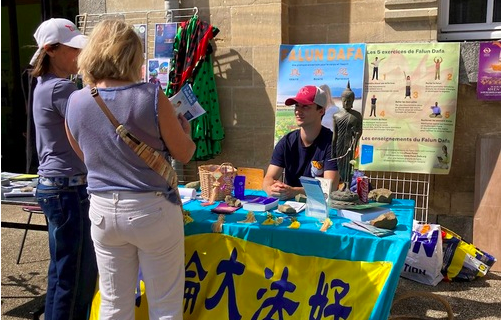 Image for article Nordfrankreich: „Das ist die Übungsmethode, auf die ich gewartet habe“ – Besucher entdecken Falun Dafa beim Vereinsforum