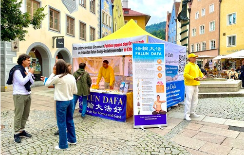 Image for article Füssen im Fokus von Wahrhaftigkeit, Güte und Nachsicht – Aktionstag weckt Interesse an Falun Dafa