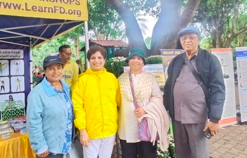 Image for article Indien: Blumenschau in Lalbagh – großer Andrang am Stand der Praktizierenden