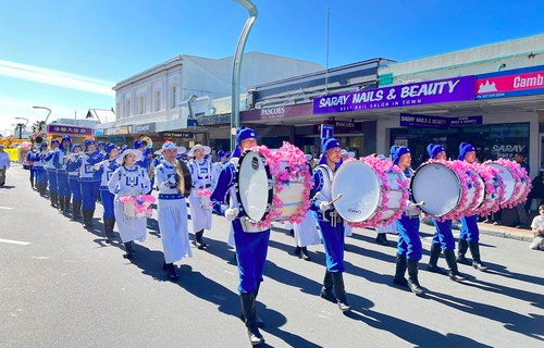 Image for article Neuseeland: „Die Welt braucht Wahrhaftigkeit, Güte und Nachsicht“ – Falun Dafas Botschaft während der Blüten-Parade in Hastings