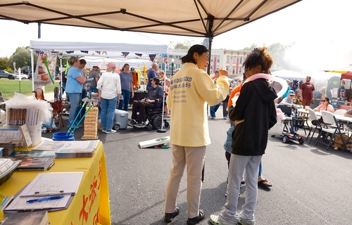 Image for article Upstate New York: Vorstellung von Falun Dafa auf dem Straßenfest in Canajoharie