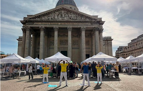 Image for article Paris: Falun Dafa weckt Interesse auf zahlreichen Vereinsforen