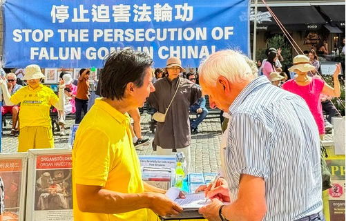 Image for article Stockholm: Die eindrückliche Präsenz der Falun-Dafa-Praktizierenden fasziniert Touristen aus aller Welt