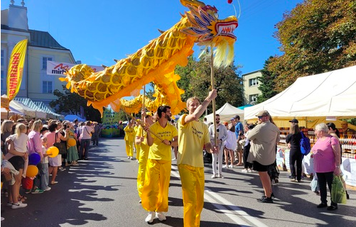 Image for article Auf Polens größtem Erntedankfest: Politiker und Honoratioren würdigen Falun Dafas Prinzipien