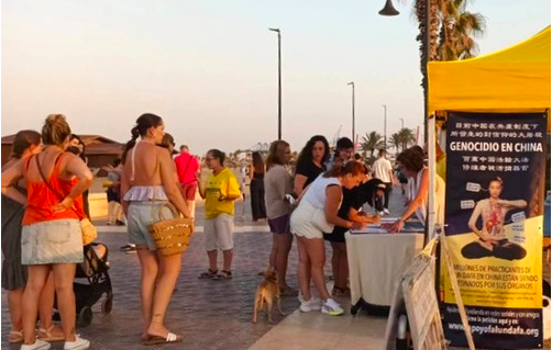 Image for article An Valencias Strandpromenade: Spanier zeigen ihre Wertschätzung für Falun Dafas Werte