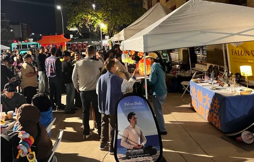 Image for article Kanada: Falun-Dafa-Hüfttrommler führen Gemeindeparade beim Laternenfest in Winnipeg an