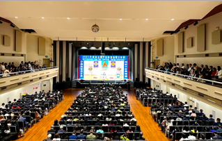 Image for article Sydney, Australien: Praktizierende erhöhen sich gemeinsam bei der Konferenz zum Erfahrungsaustausch