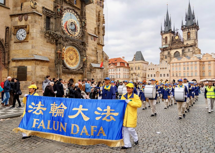 Image for article Freude über die Anmut von Falun Dafa bei Parade in Prag