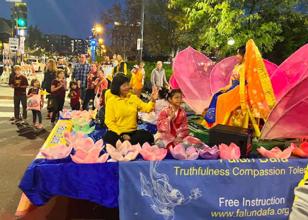 Image for article Minneapolis: Falun-Gong-Club glänzt bei Homecoming-Parade der Universität Minnesota