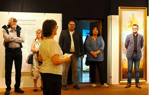 Image for article Donauwörth: Ausstellung „Die Kunst von Wahrhaftigkeit, Güte und Nachsicht“ beeindruckt Hunderte Besucher