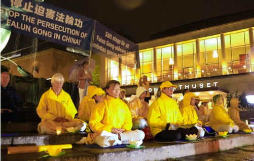 Image for article Göteborg, Schweden: Kerzenlicht-Mahnwache richtet den Blick auf die Verfolgung in China