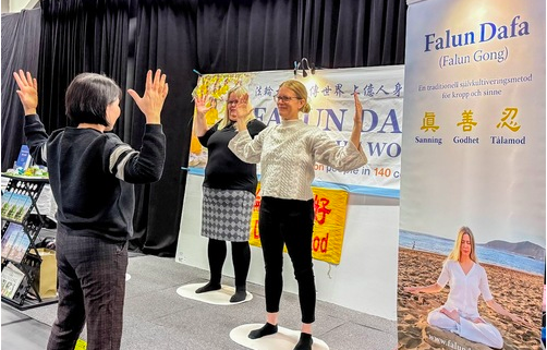 Image for article „Das ist genau das, was ich brauche“ – Besucher auf Schwedens größter Herbst-Gesundheitsmesse begeistert von Falun Dafa