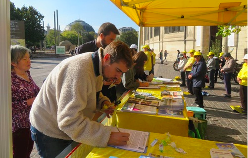 Image for article Unterschriftensammlung in Pariser Stadtteilen: Öffentlichkeit verurteilt Chinas Verfolgung von Falun Dafa