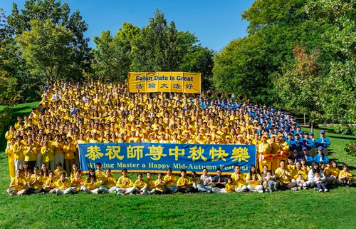 Image for article Grüße zum Mittherbst von jungen Dafa-Praktizierenden in Toronto