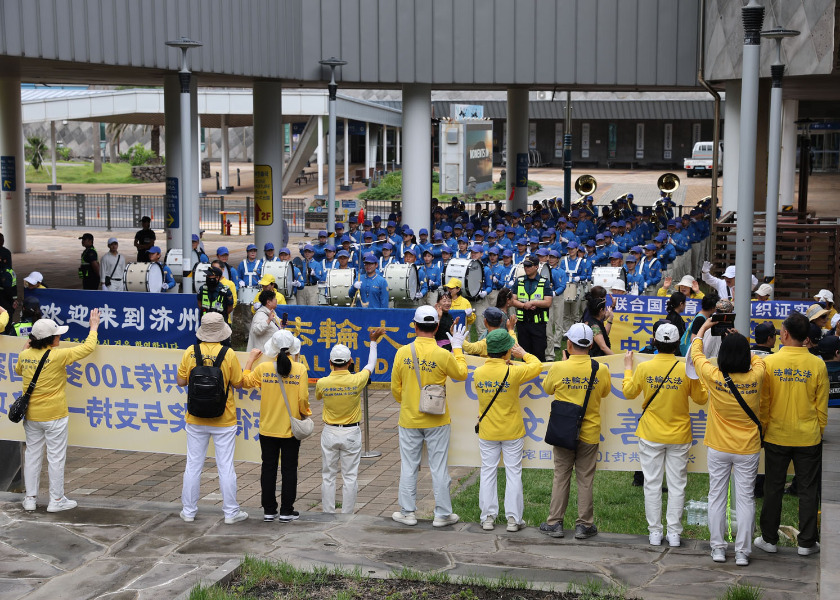 Image for article Insel Jeju, Südkorea: Chinesischen Touristen mit großem Aufgebot die Tatsachen über Falun Dafa und die Verfolgung nahegebracht