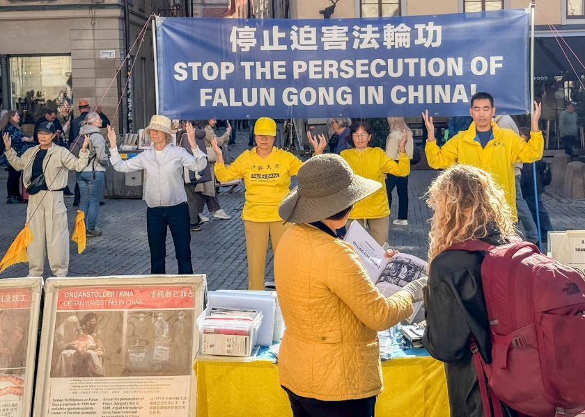 Image for article Vor Nobelpreismuseum in Stockholm: Touristen und Einheimische prangern Verfolgung von Falun Dafa durch KP Chinas an