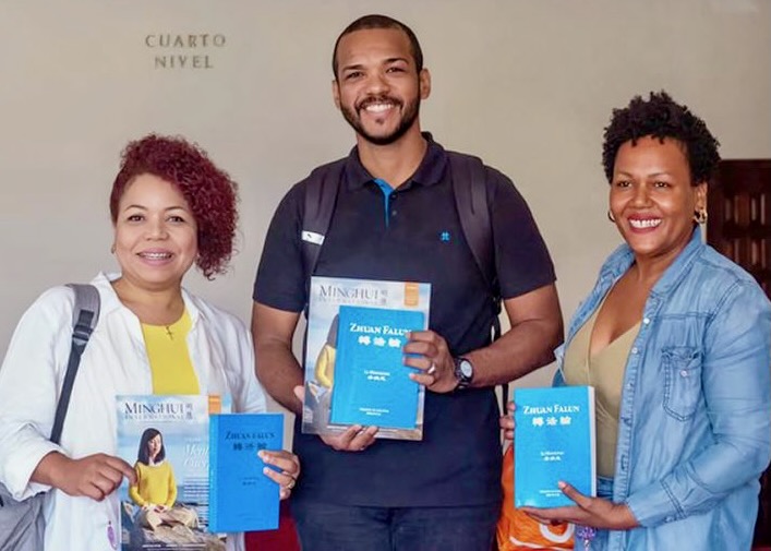 Image for article „Es ist so schön – dieses Buch strahlt ja richtig!“ Falun Dafa begeistert auf Buchmesse in der Dominikanischen Republik