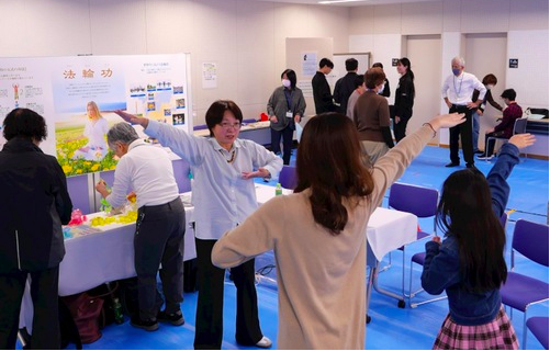 Image for article Japan: Besucher der Goen-Rakuichi-Messe lernen die Schönheit von Falun Dafa kennen