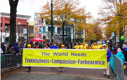 Image for article Maryland, USA: Falun-Dafa-Praktizierende nehmen an einziger Thanksgiving-Parade im Großraum Washington teil