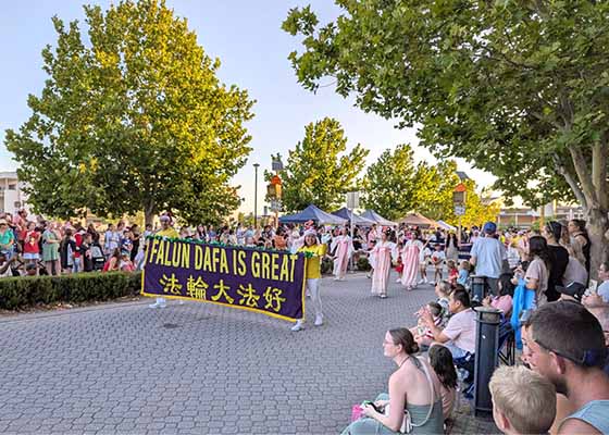Image for article Australien: Falun-Dafa-Praktizierende gewinnen ersten Platz bei Weihnachtsparade in Bunbury
