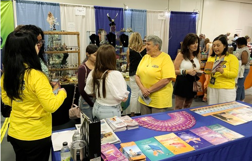 Image for article Florida: Präsentation von Falun Dafa auf „Körper, Geist, Seele“–Messe