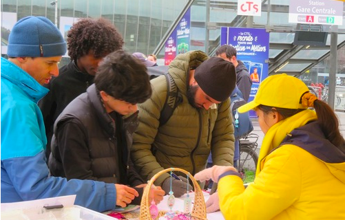 Image for article Frankreich: Falun-Dafa-Gruppe informiert mit Aktionen während der Menschenrechtskonferenz des Europarats