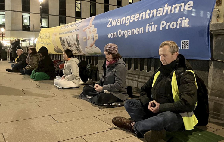 Image for article Am Menschenrechtstag in der Hamburger Innenstadt: Appell für ein Ende der Verfolgung von Falun Dafa