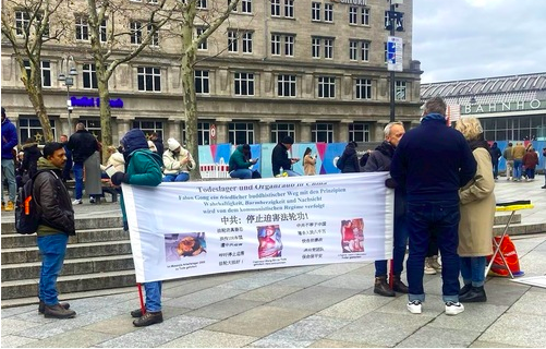 Image for article Auf dem Kölner Domplatz: Regelmäßige Informationsveranstaltungen über die unmenschliche Verfolgung in China