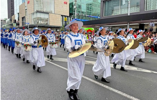 Image for article Neuseeland: Falun Dafa begeistert Zuschauer bei fünf Weihnachtsparaden