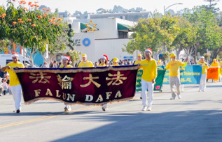 Image for article Kalifornien: Falun Dafa Blickfang bei Weihnachtsparade in La Jolla
