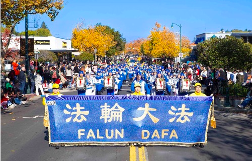 Image for article San Francisco: Falun Dafa erfreut Publikum bei Weihnachtsparade für Kinder