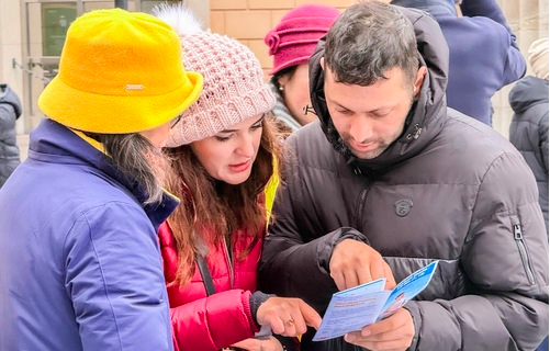 Image for article Aktionen in der Nähe des schwedischen Parlamentsgebäudes: Unterschriftensammlung und Übungsvorführung