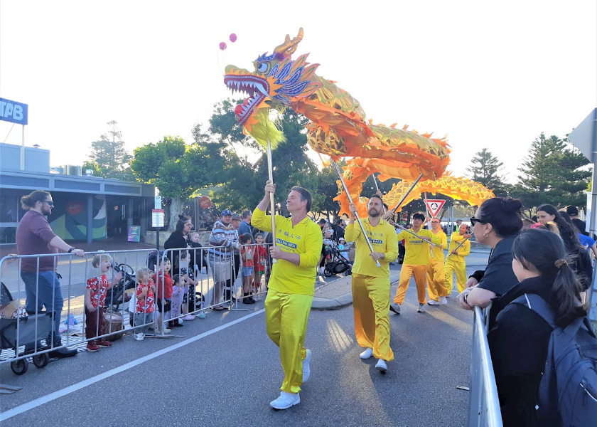 Image for article Westaustralien: Zuschauer begeistert vom Auftritt der Falun-Dafa-Praktizierenden bei der Weihnachtsparade in Mandurah