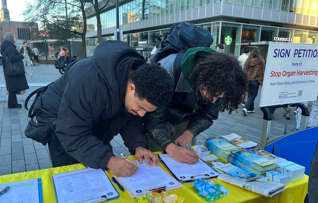 Image for article „Ich hoffe, meine Unterschrift hilft“ – Unterschriftensammlung in Rotterdam für ein Ende der Verfolgung in China