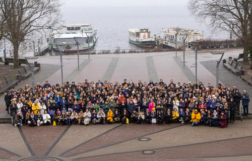Image for article Dem Meister auf ewig dankbar – Praktizierende in Deutschland und der deutschsprachigen Schweiz wünschen dem Meister ein frohes Neujahr