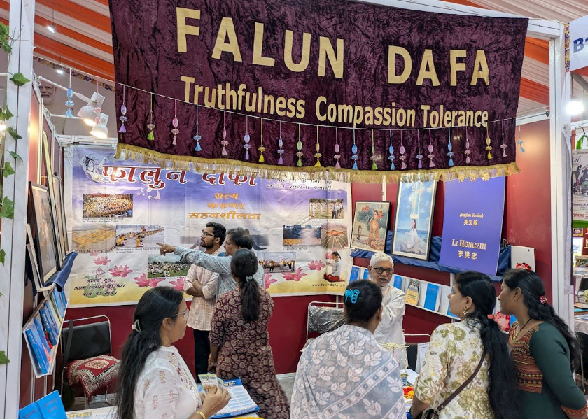 Image for article Indien: Falun Dafas friedliche, positive Energie weckt Interesse der Besucher auf Buchmesse in Pune