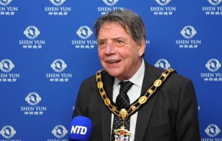 Image for article Großbritannien: Anerkennungsurkunde für Shen Yun Performing Arts vom Bürgermeister in Llandudno