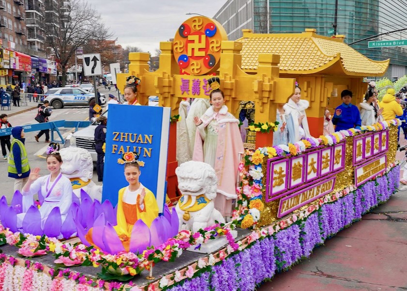 Image for article Begeisterung in Flushing, New York: Falun Dafa glänzt beim Neujahrsparade