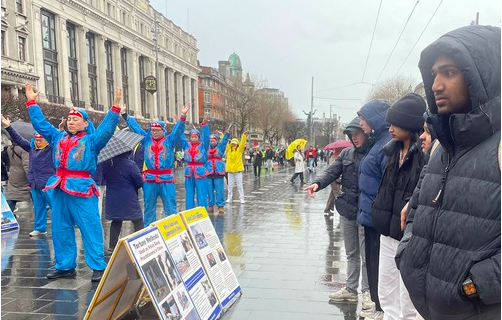 Image for article „Ihre Gesichter strahlen eine friedliche Energie aus“ – Einheimische und Touristen lernen in Irlands Hauptstadt Falun Dafa kennen