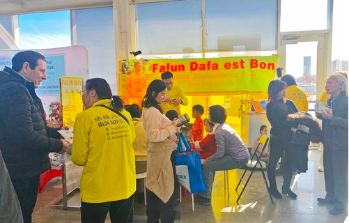 Image for article Montréal, Kanada: Falun-Dafa-Praktizierende stellen während Neujahrsfeier Falun Dafa in vietnamesischer Gemeinde vor