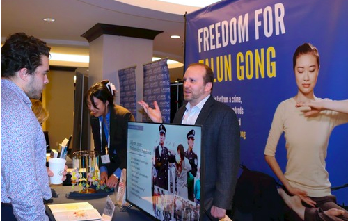 Image for article Internationaler Gipfel für Religionsfreiheit: Teilnehmer informieren sich über Falun Dafa